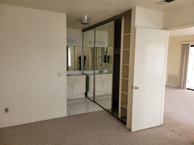 Building Photo - Central Mira Mesa Condo