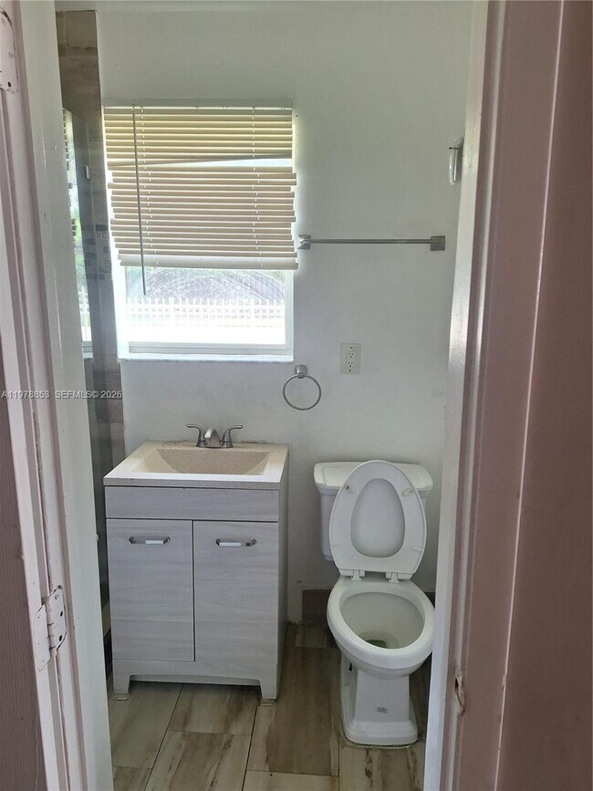 Foto del edificio - 771 NE 177th St