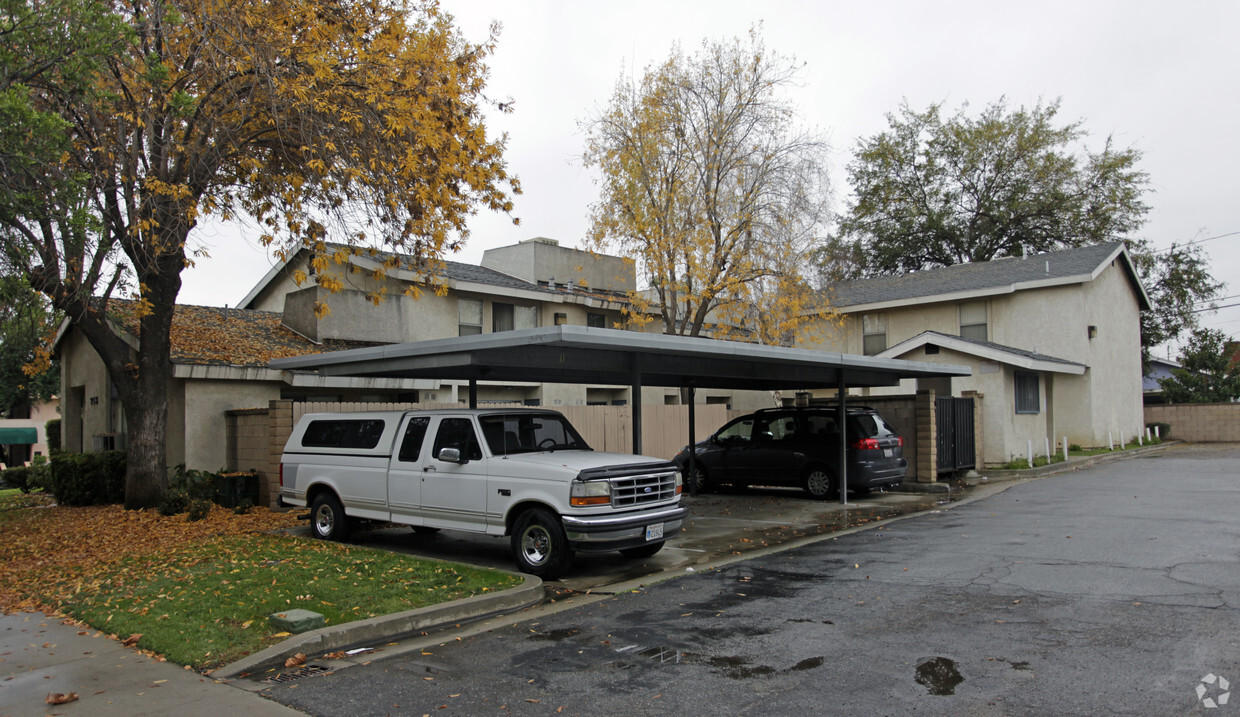Building Photo - 713 N Vine Ave