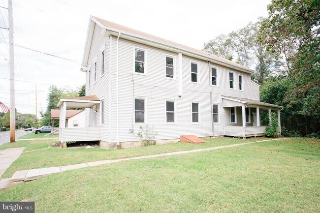 Building Photo - 614 Main St
