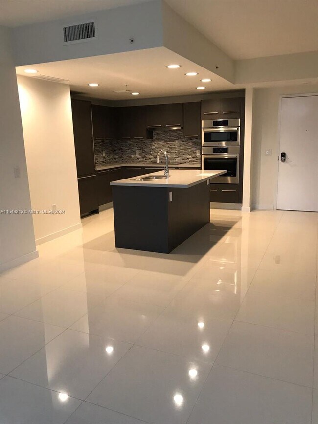 Foto del edificio - 7661 NW 107th Ave