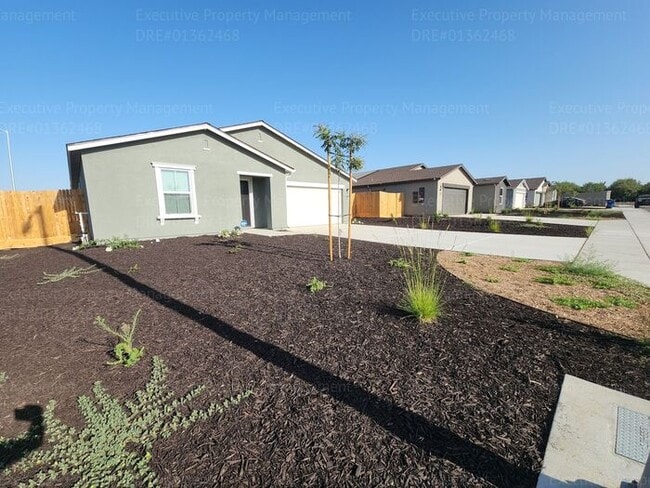 Building Photo - Newly constructed 4 bedroom/ 3 bathroom co...