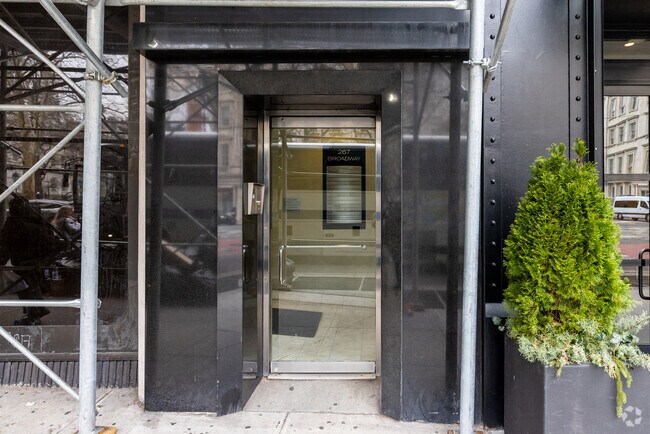 Entrance - 265 Broadway