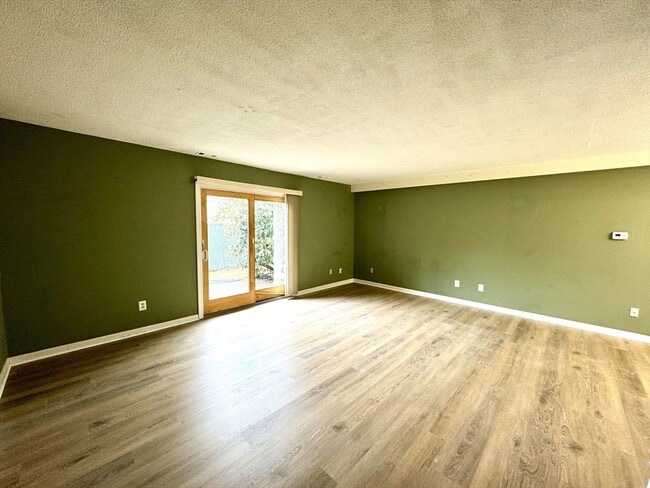 Building Photo - 7 Thayer Pond Dr