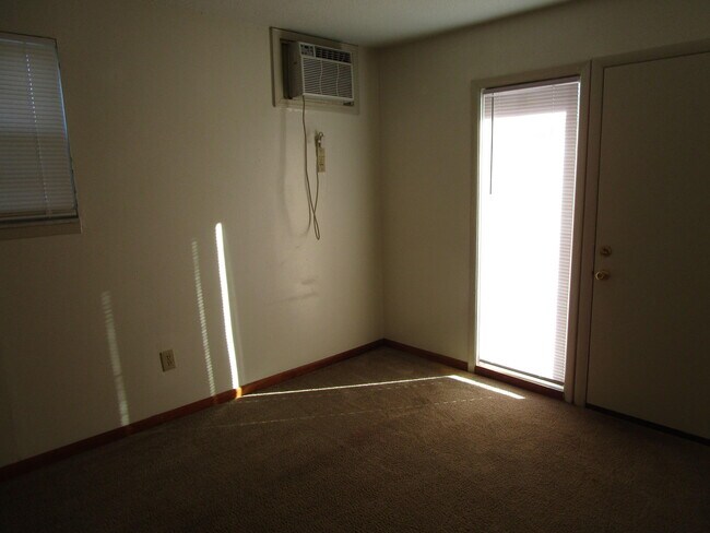 Building Photo - 6180 Circle Dr