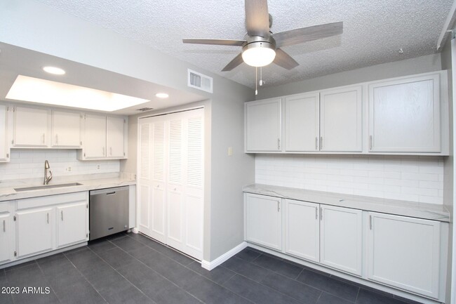 Foto del edificio - 934 E Redfield Rd