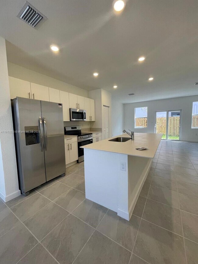 Building Photo - 1066 SE 2nd St