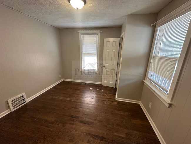 Building Photo - 3 bedroom / 1 bath home for rent -5519 Lyd...