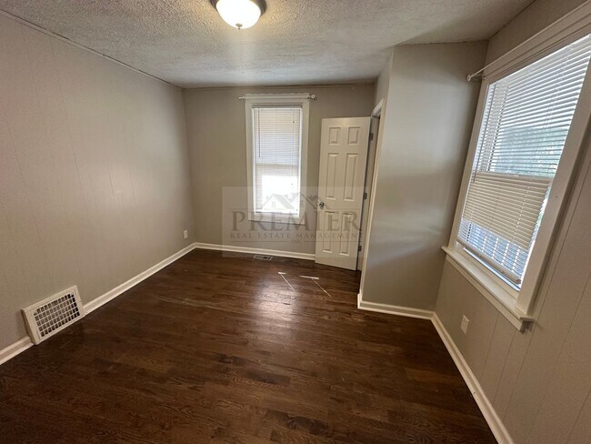 Foto del edificio - 3 bedroom / 1 bath home for rent -5519 Lydia KC MO- rent 975 - Christmas move in special! $300 of...