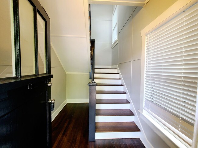 Foto del edificio - Remodeled 1 Bed, 1 Bath 4-Plex Craftsman A...