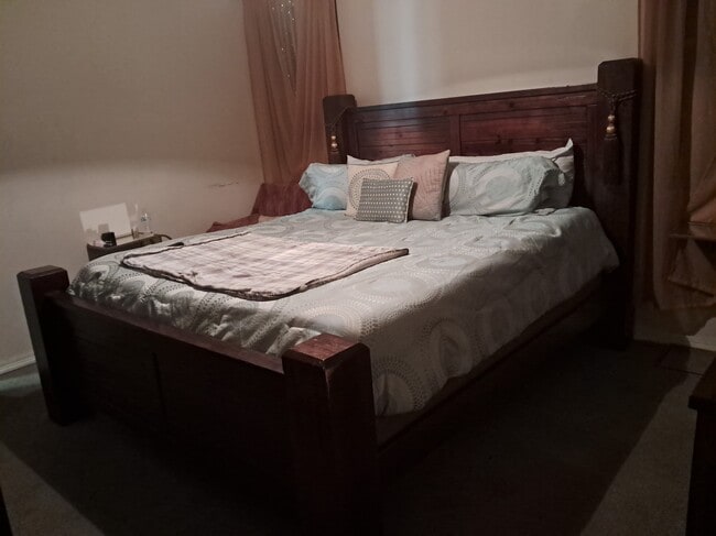 Building Photo - 131 E 5th St