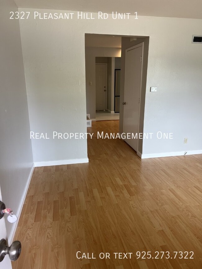 Building Photo - Remodeled Spacious 3 Bed, 2.5 Bath Townhom...
