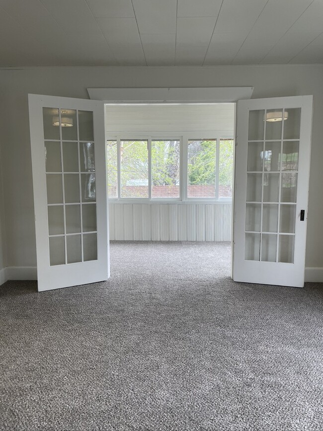 Sun room attached to living room - 903 S 19th Ave