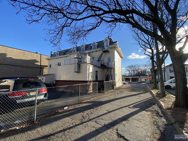 Primary Photo - 5-7 W Clinton Ave