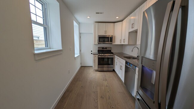 Foto del edificio - Newly Refinished West Kensington Home