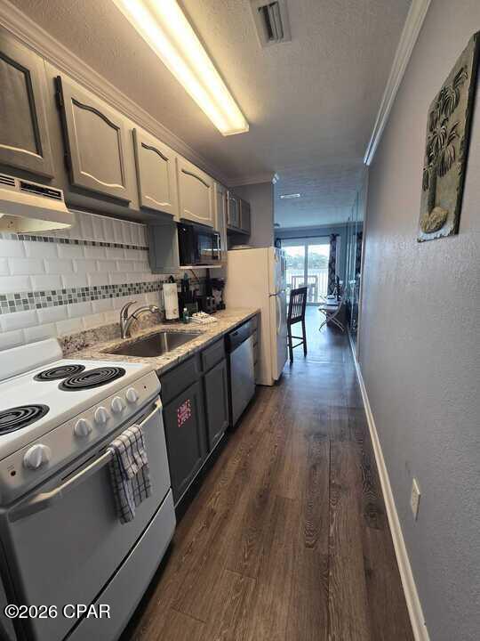 Building Photo - 301 Lullwater Dr