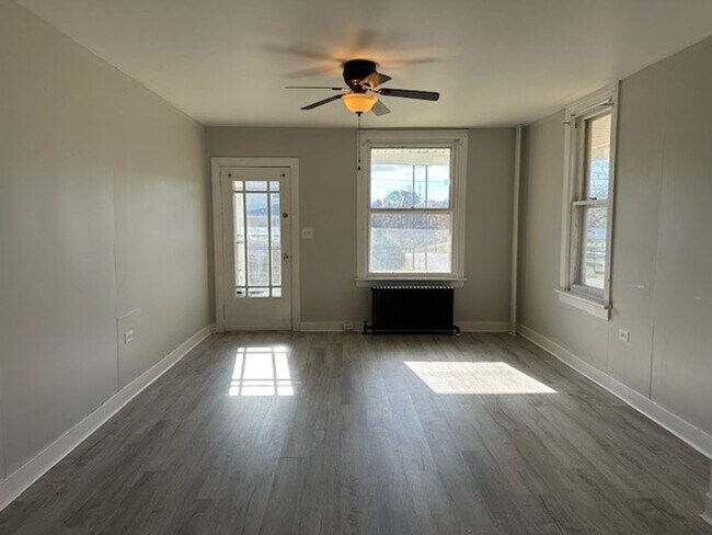Foto del edificio - Spacious 3 Bedroom 1.5 Bathroom Home In Ce...