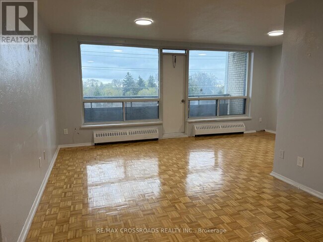 Photo du bâtiment - 363 Lakeshore Rd E