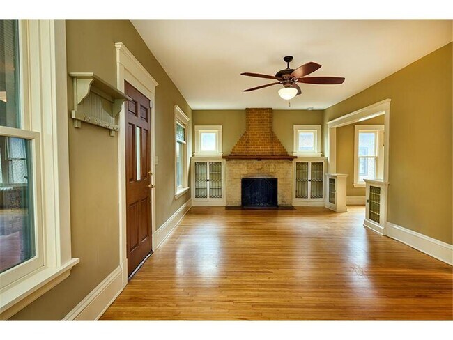 Foto del edificio - 604 Cedar Lake Rd S