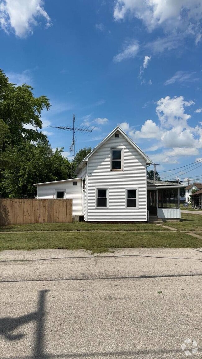 Building Photo - 804 W 1st St