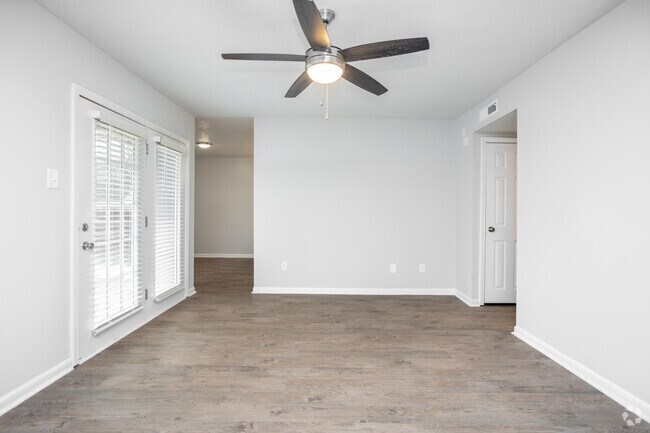 2BR, 2BA - 1,010SF - Living Room - Club 34