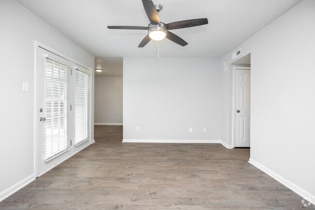 2BR, 2BA - 1,010SF - Living Room - Club 34