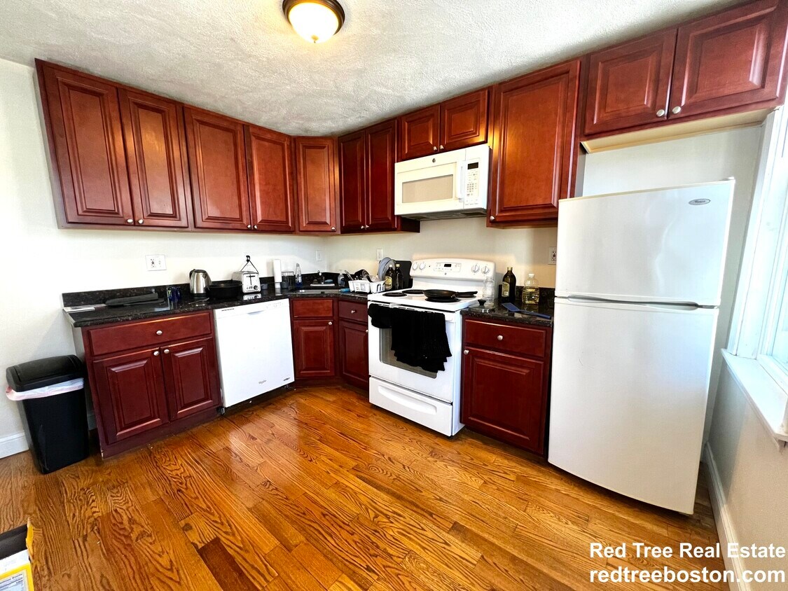 Primary Photo - 14 Leverett St
