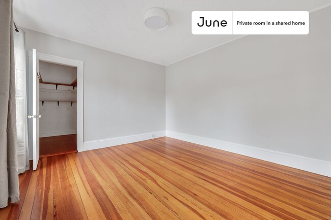 Building Photo - Private bedroom in 3 bed/1 bath Home