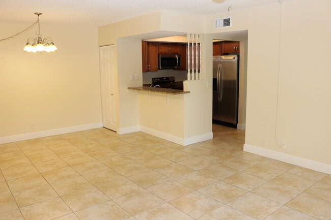 Building Photo - 1526 SE Royal Green Cir