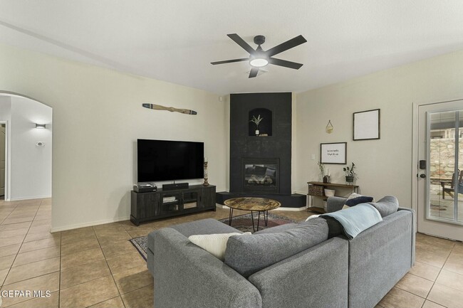 Building Photo - 6741 Crucero Del Sol Dr