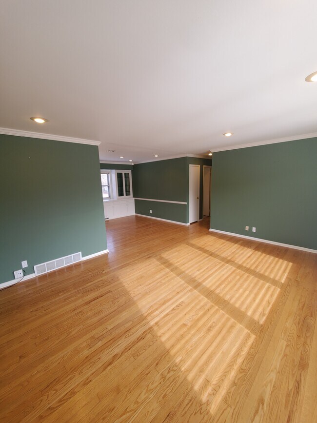 Building Photo - Charming 3Bed/2Bath Bayside Ranch!
