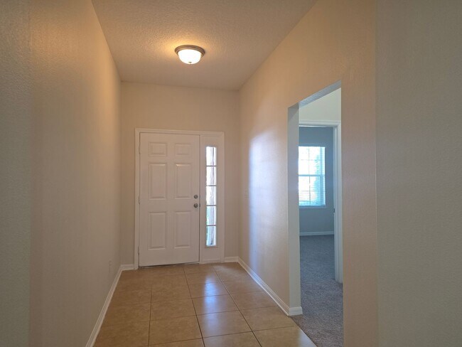 Foto del edificio - Three Bedroom Home at Charleston Park in Apopka