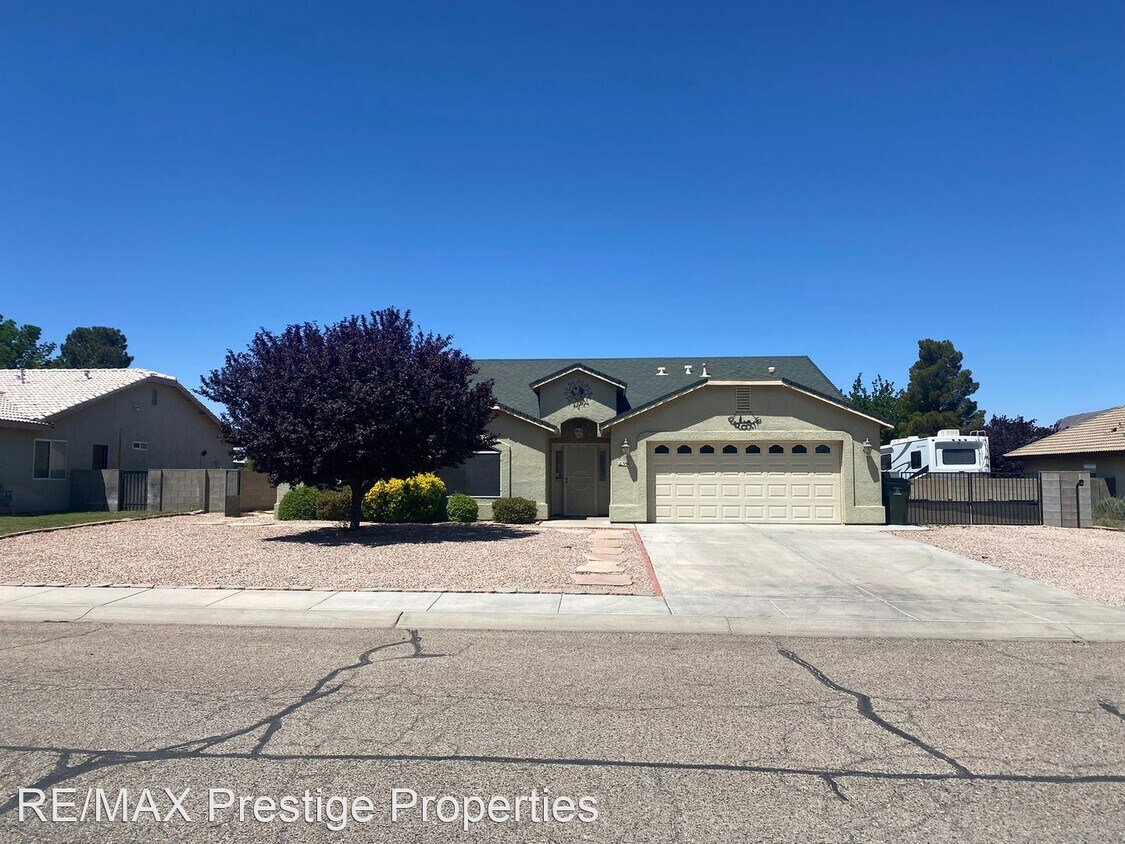 3 br, 3.5 bath House 3961 N. Eagle Rock Rd. House Rental in Kingman