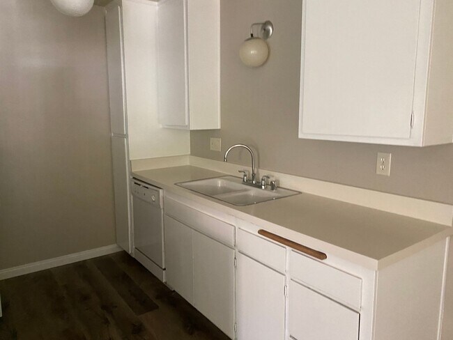Foto del edificio - Spacious 1 Bedroom 1 Bath Upstairs Apartment