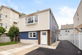 Building Photo - 44 Linden St