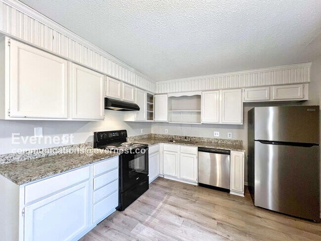 Building Photo - Charming 3-Bedroom Home with Garage / Pet-...
