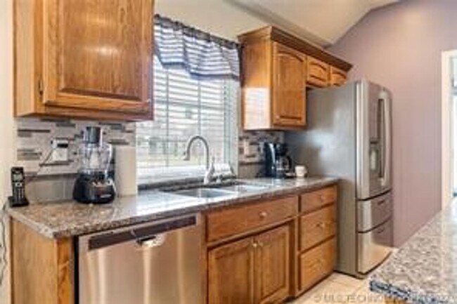 Building Photo - Stunning home for lease in Owasso!