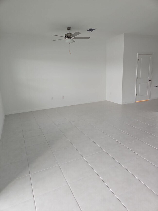 Foto del edificio - Dazzling 3-bedroom, 2.5-bathroom, 1 car ga...