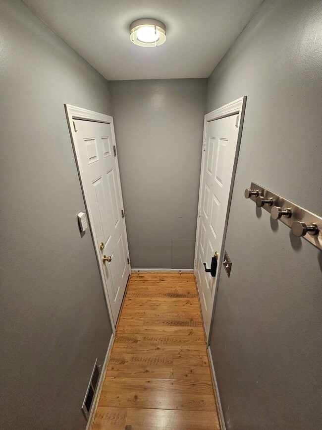 Building Photo - 2 Bedroom Condo with Vaulted Ceiling, Open Kitchen, Attached Garage in Desirable Clinton Township...