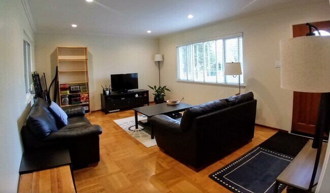 Foto del edificio - 402 W Oakwood Blvd