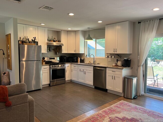 Building Photo - 115 Addax Dr