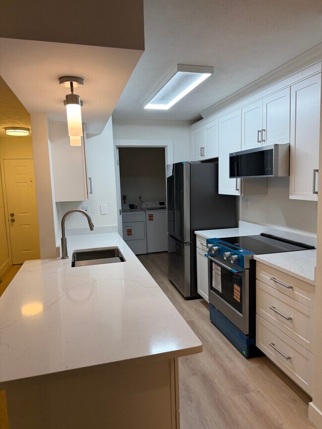 Cocina contemporánea - 120 Creekwood Dr
