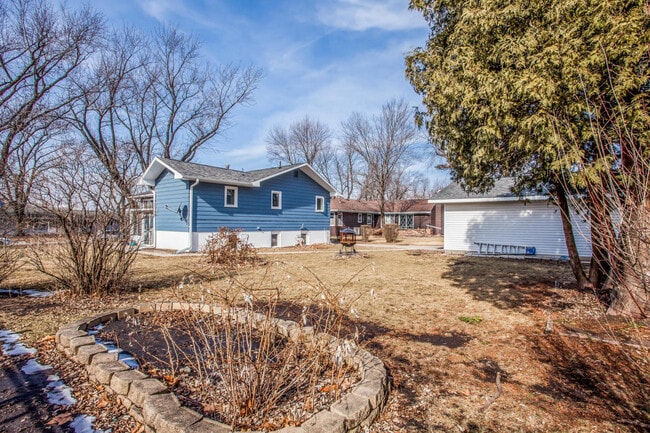 Building Photo - SPACIOUS 2 BEDROOM, ALL MAJOR UTILITIES IN...
