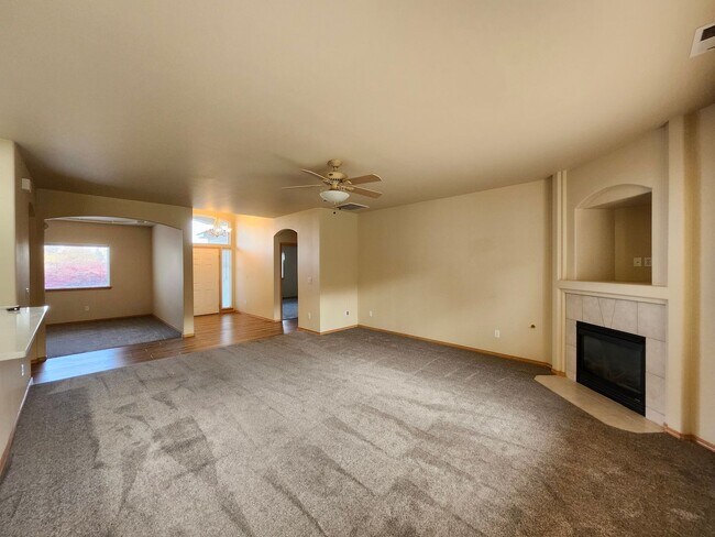 Foto del edificio - Stunning Home close to biking and walking paths!