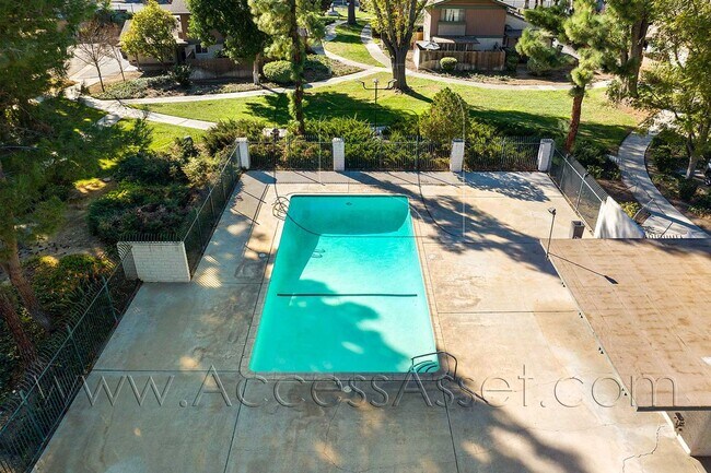 Building Photo - Stylish 2 Bed/1 Bath Condo with Private Co...