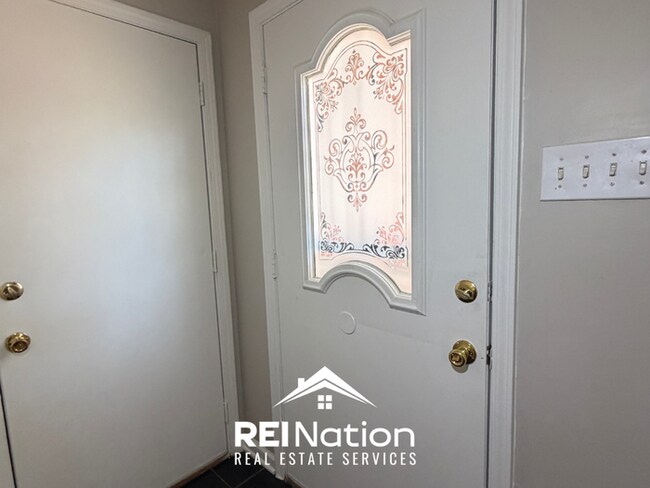 Building Photo - INCREDIBLE LAYOUT! 3BR/2BA Memphis Gem | Vaulted Ceilings & Soaking Tub | Deck & Fenced Yard!