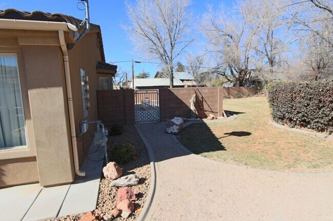 Building Photo - Great 3 Bedroom, 2 Bathroom End Unit Prope...
