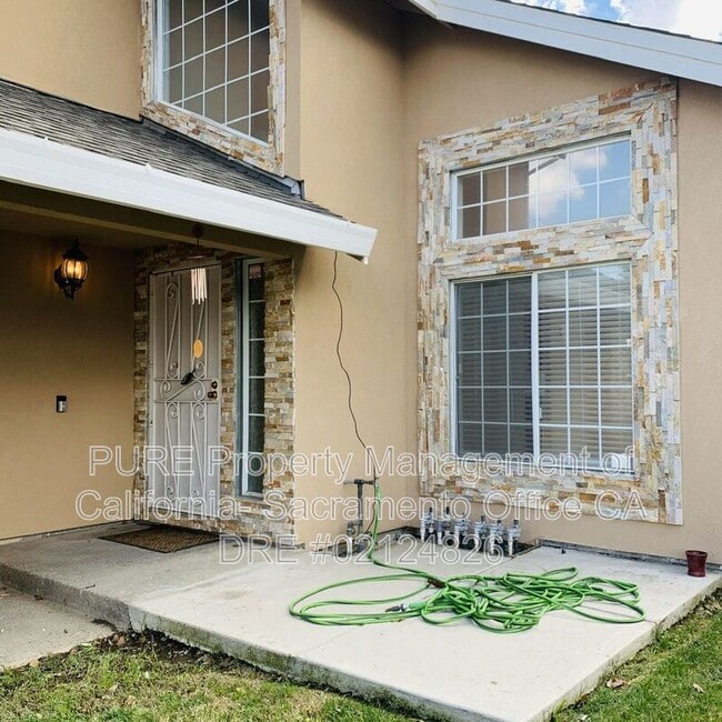 Foto del edificio - 5004 Hidden Meadow Way