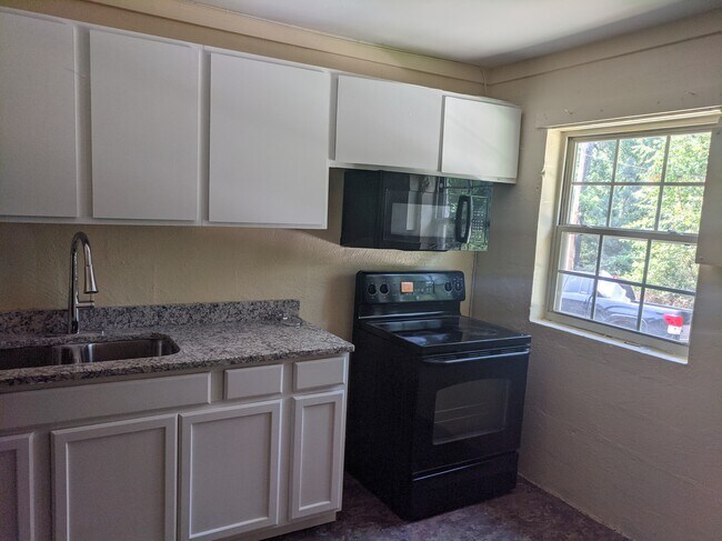 Encimeras de granito con electrodomésticos a juego. - 106 Oakhill St