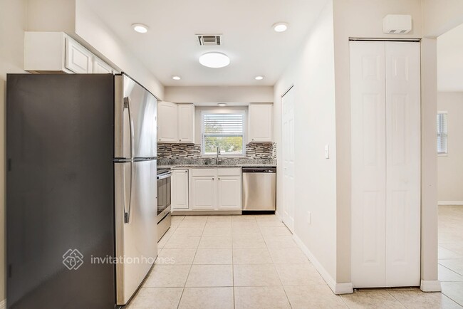 Building Photo - 6146 Balboa Dr